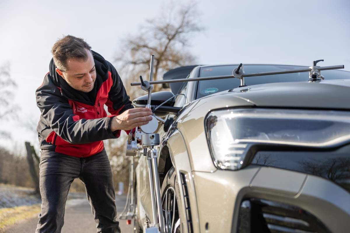 Sensoric Solutions Mitarbeiter, der das WVS an einem Fahrzeug montiert