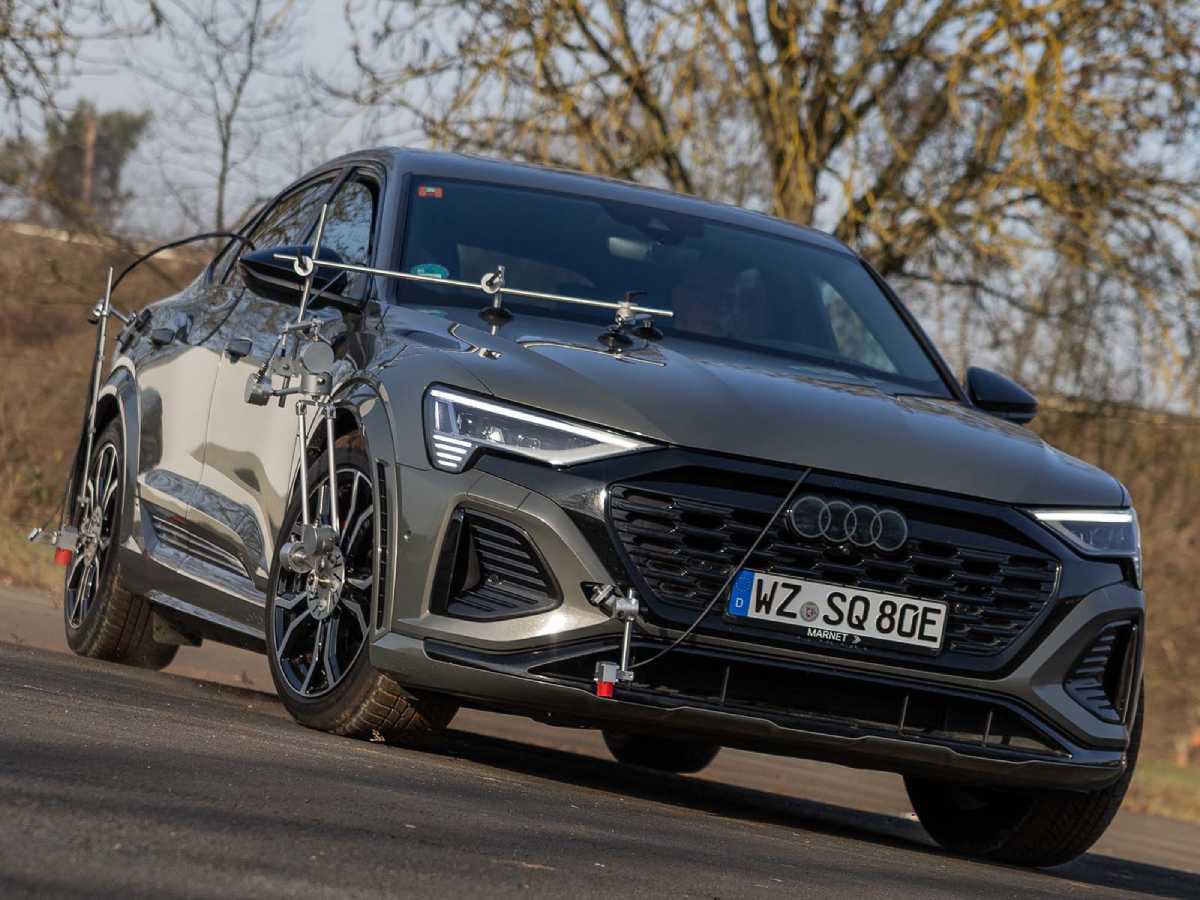 Testfahrzeug Audi SQ8 mit motnierttem OMS, HMS und WVS bei einer Kurvenfahrt